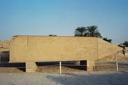 /images/travel-egypt-temple-wall.jpg