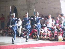 /images/travel-taiwan-guards.jpg